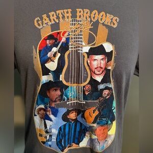 Lnwot size M women’s Garth Brooks T-Shirt gray.